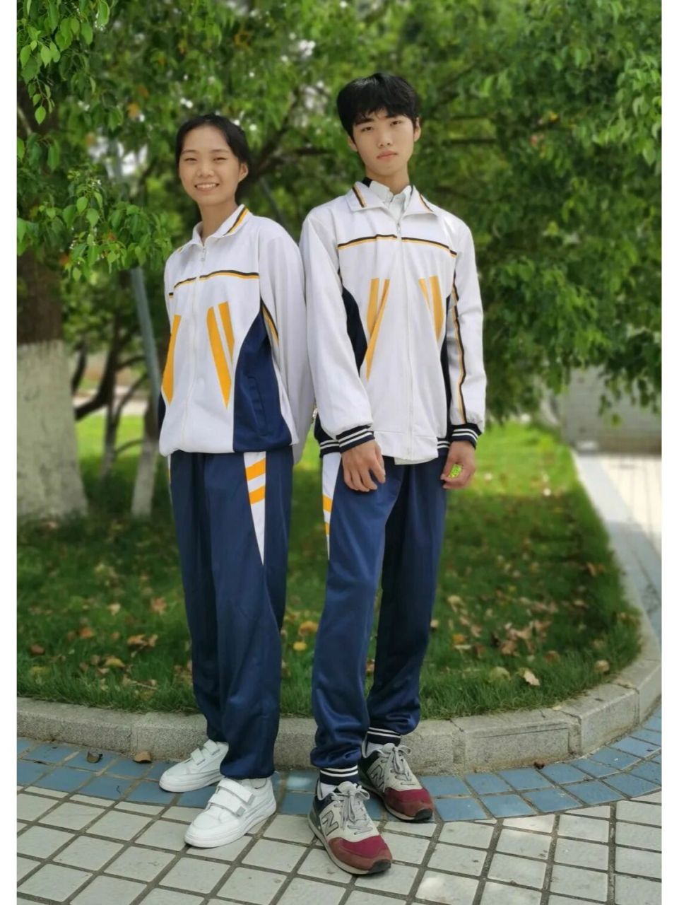 湛实校服 湛江市实验中学的校服,在开学前自己去买哦～(门口就有卖)