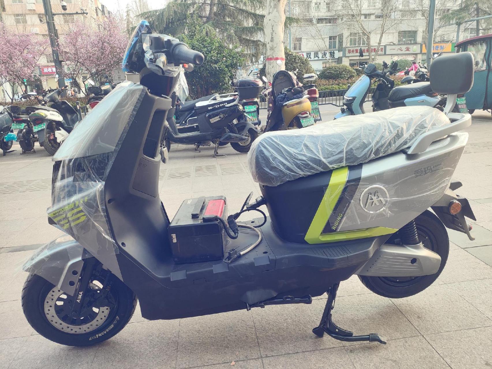 爱玛新款探界(坦克)震撼上市 全新飞机把,前后双碟刹,蓝牙感应,倒车