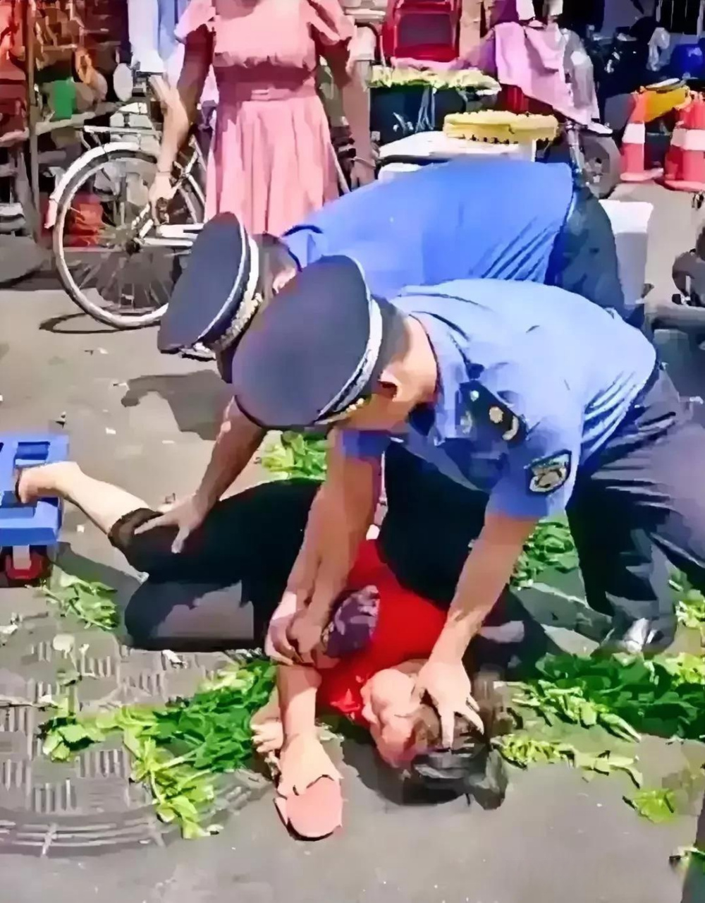还一个按头,一个按腿,生怕人家跑了似的.抓人贩子都没见这么专业.