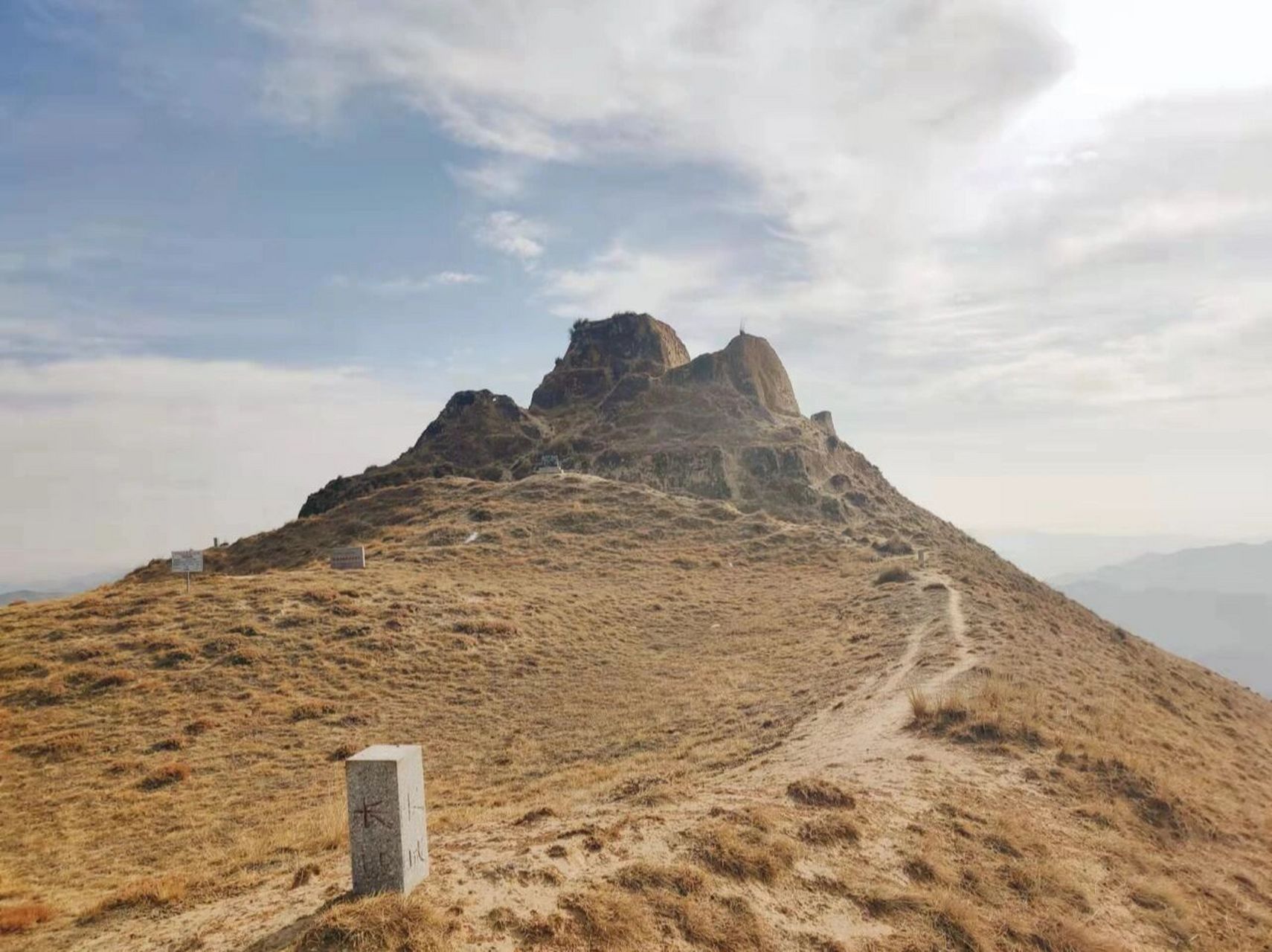 1,糜不老墩烽火台简介 兰州市皋兰县最早的烽燧为糜不老墩烽燧,海拔