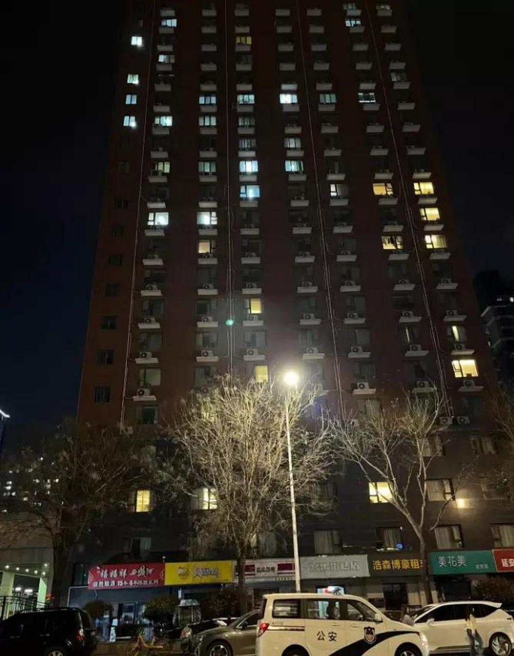 西安澳城大厦29楼坠落男子砸中6岁男童!