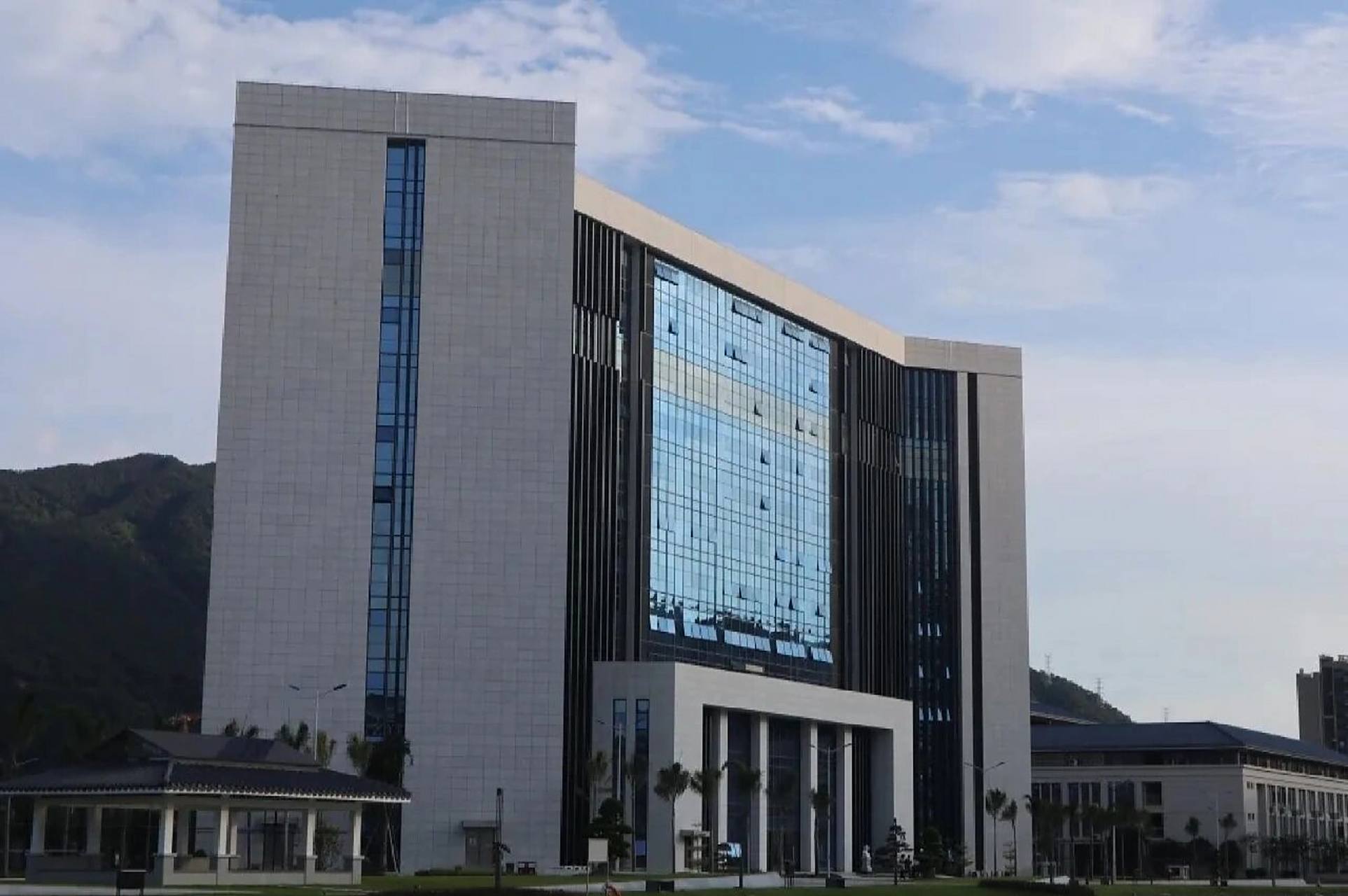 广东理工学院 理工鼎湖校区大门 校园大钟 实训楼 图书馆 宿舍