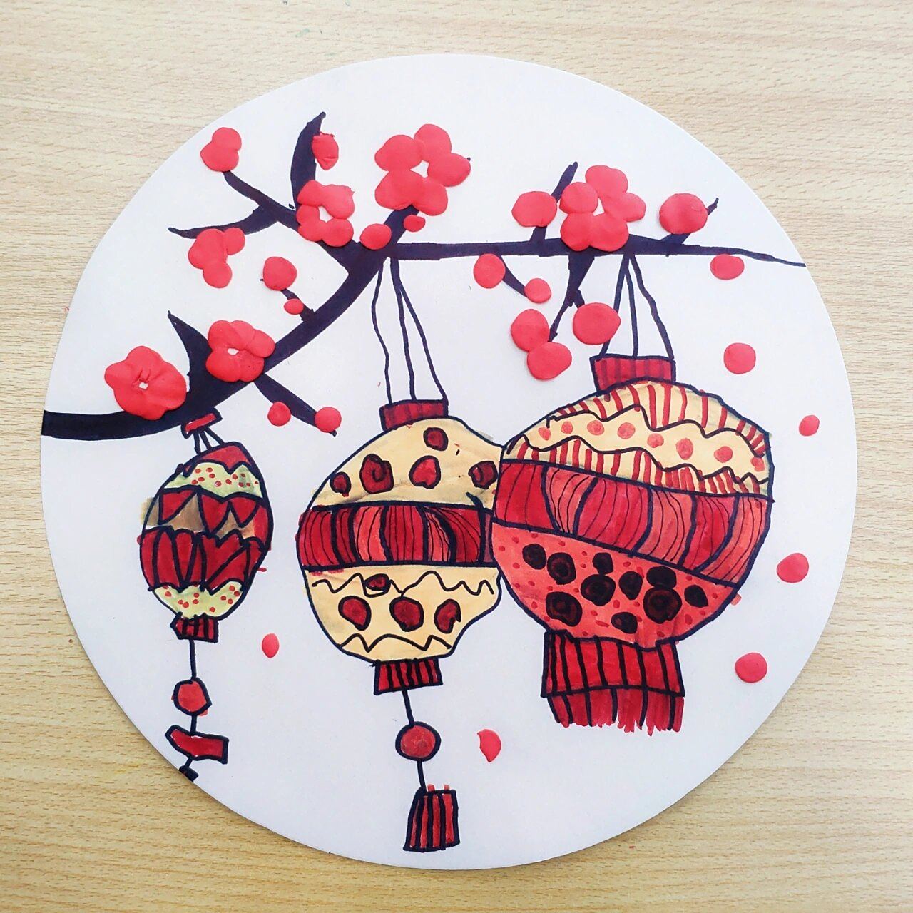 新年主题儿童画丨红灯笼 工具:圆形牛皮纸,记号笔,马克笔,超轻粘土