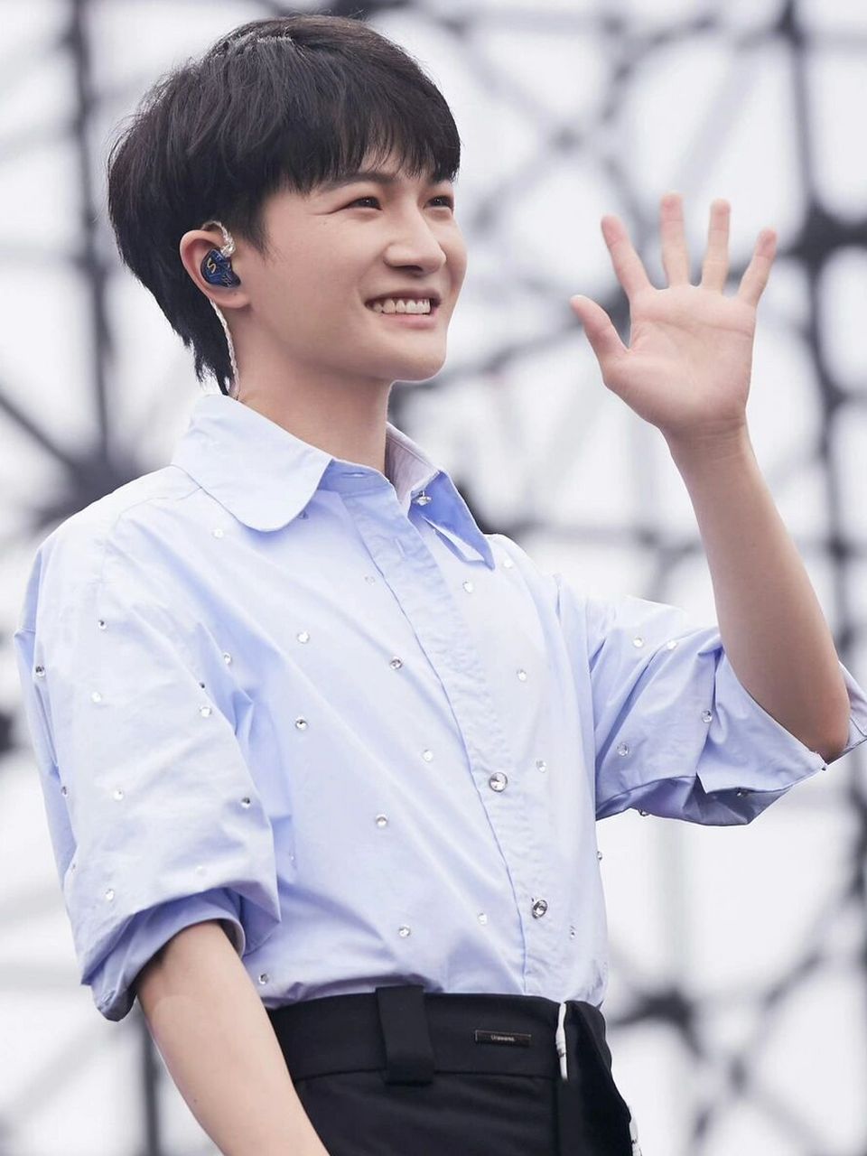 15667156641566我真的被这套妆造帅到 #壁纸# #周深壁纸