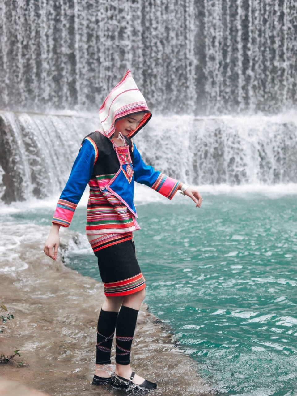 7815基诺族服饰: 95头饰: 女子传统的头饰为白色"砍刀布"做的