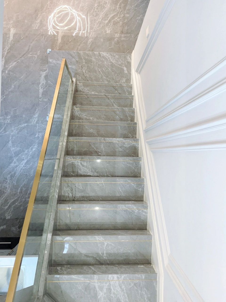 轻奢楼梯设计分享 楼梯贴砖玻璃扶手 储物间 小们,大家好呀～ 上一期