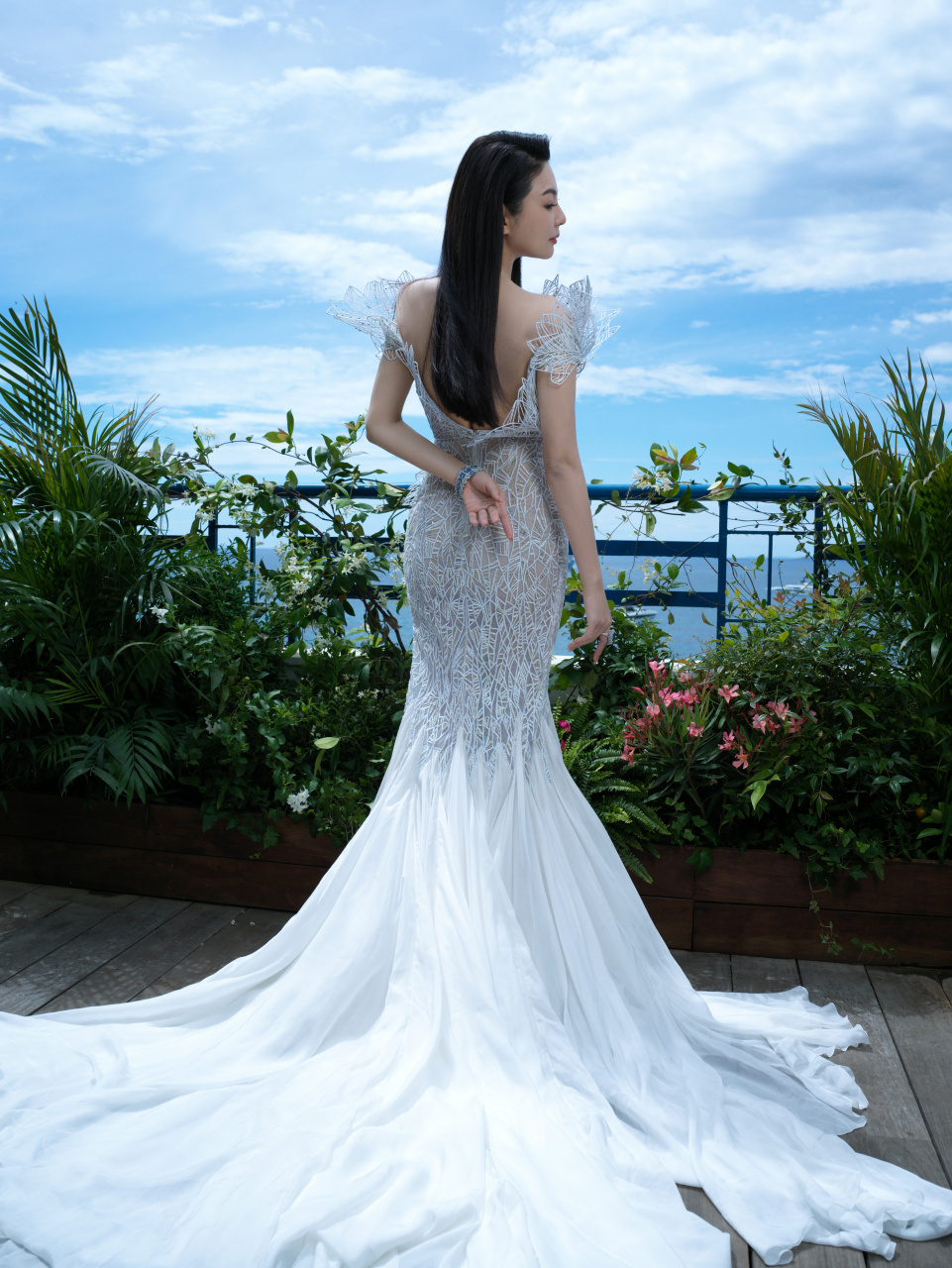 90 @张雨绮 亮相#戛纳电影节# 主竞赛单元影片《monster》首映礼.