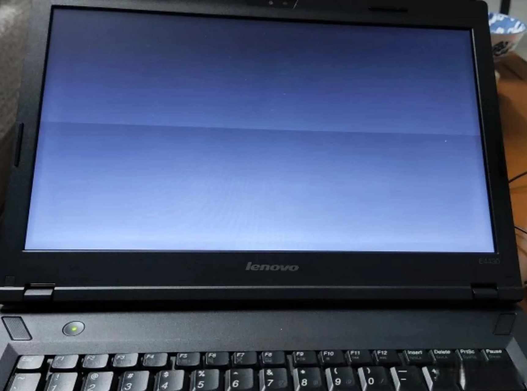 联想笔记本e4430,开机的时候,经常白屏,啥也没显示,但外接显示器,正常