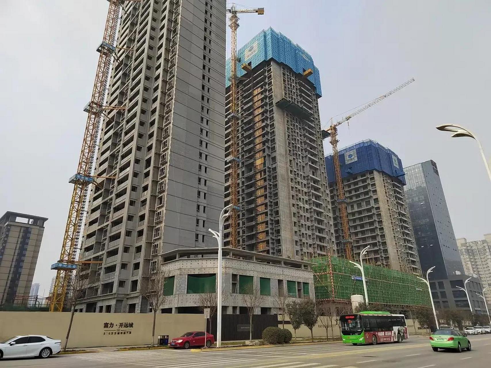 网友吐槽:今天路过土门,看到富力地产的富力开远城,感觉楼间距太小,和