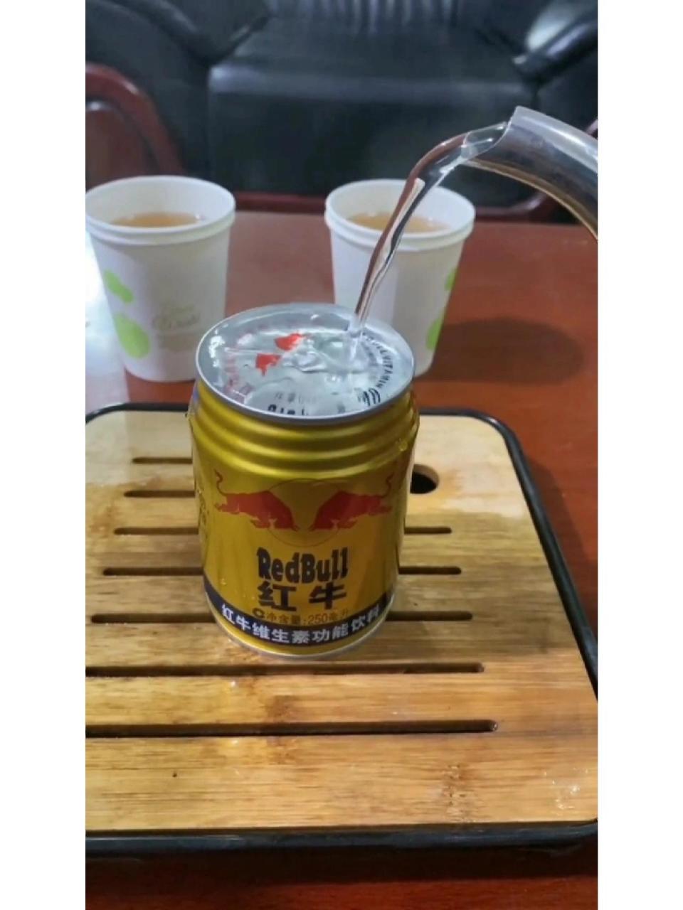 网络上很流行说开水烫红牛的含义!