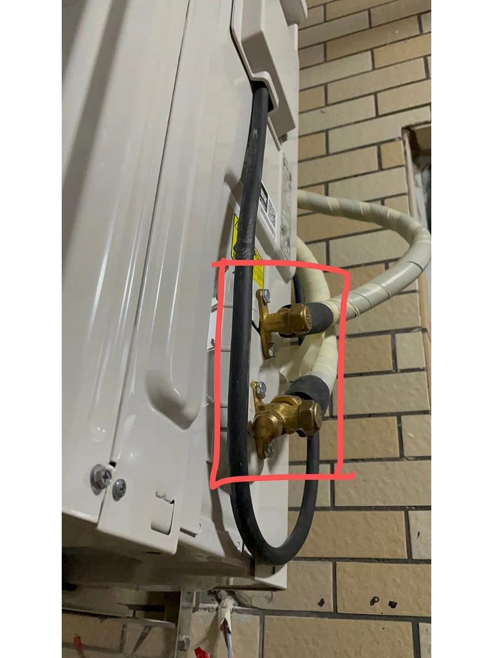 空调外机这个地方漏水正常吗 刚安装的客厅空调, 这个位置漏水正常吗?