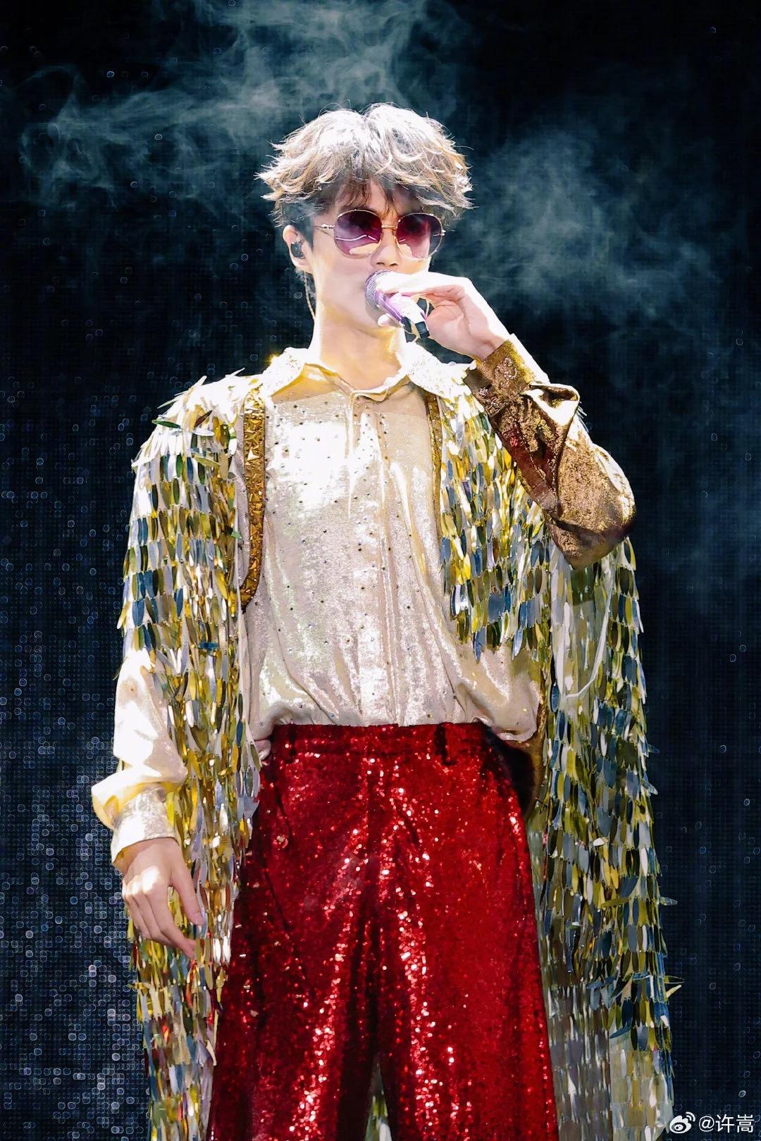 歌手许嵩 在「呼吸之野」巡回演唱会厦门站 身穿中国国际时装周 "10 3