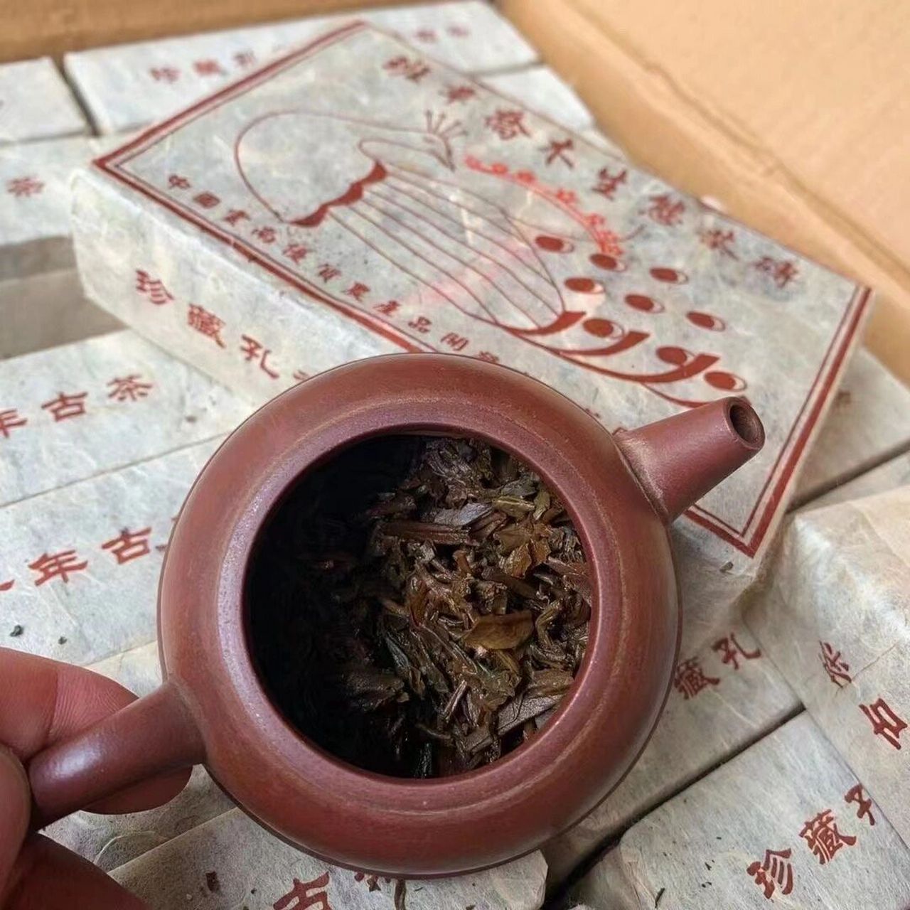 2002年班章乔木生态茶砖 七99孔雀08 规格:500g/砖,40砖件 甄选