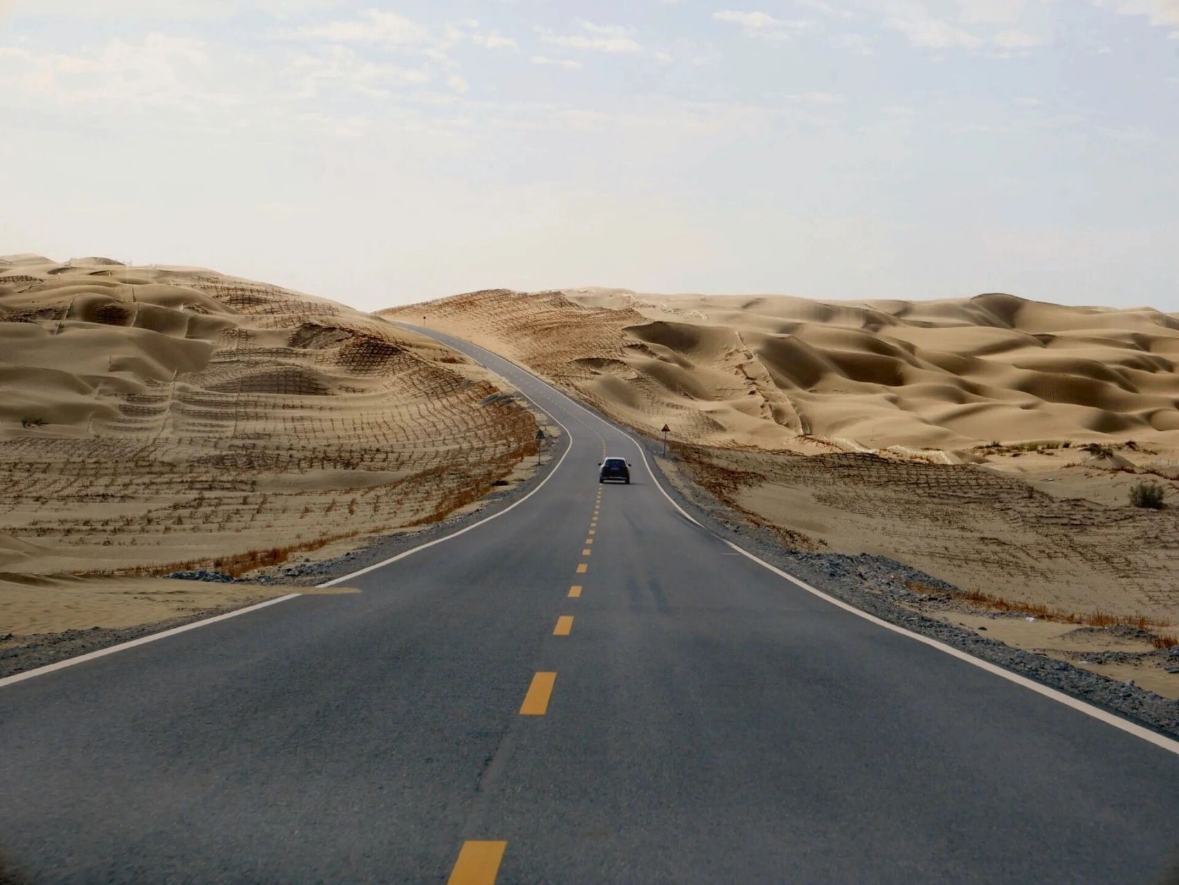 新疆第一条沙漠公路是从轮台县到民丰县,北起轮南,南到塔克拉玛干