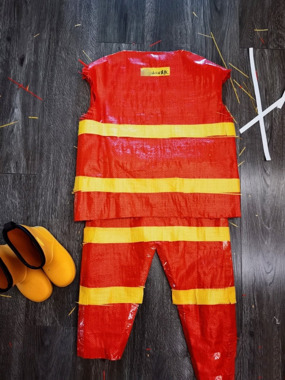 儿童 手工 环保服装 之消防服篇 首先上tb买几张编织环保袋,尽量选择