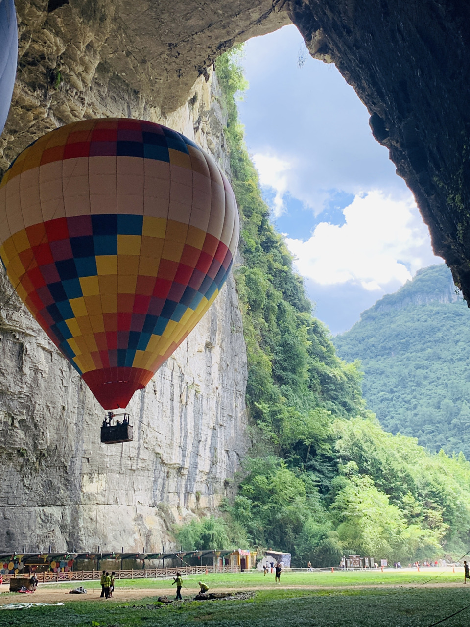 来湖北恩施旅行绝对不能错过的利川腾龙洞 腾龙洞是国家5a级景区 位于