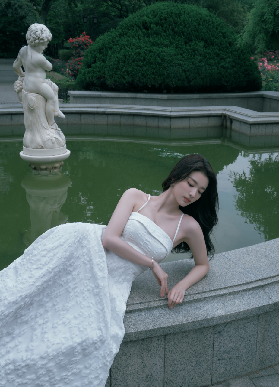 王楚然白色抹胸裙,柔美轻盈,是初夏的少女味道