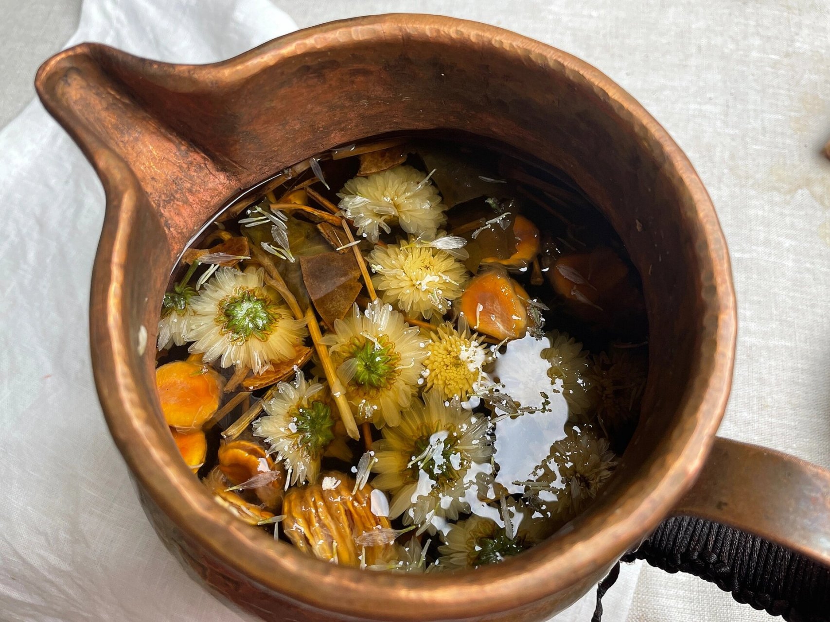 鱼腥草罗汉果菊花茶 鱼腥草15~30克 罗汉果1个 菊花3克 	 做法: 方法