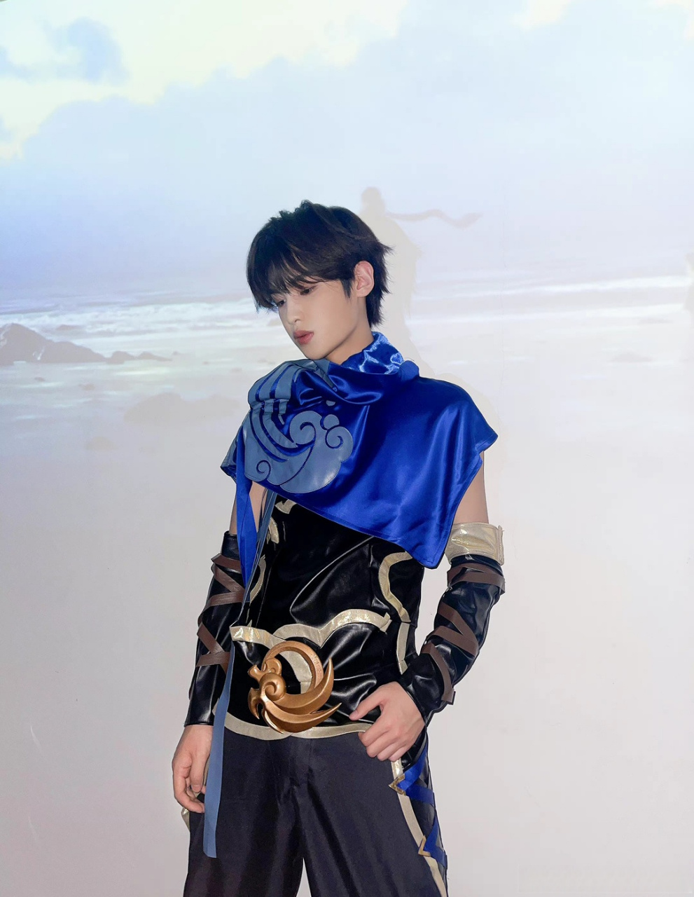 敲娱的星鲜事##黄明昊cos魏都刺客九宫格# 同款眼神和下颌线,jj