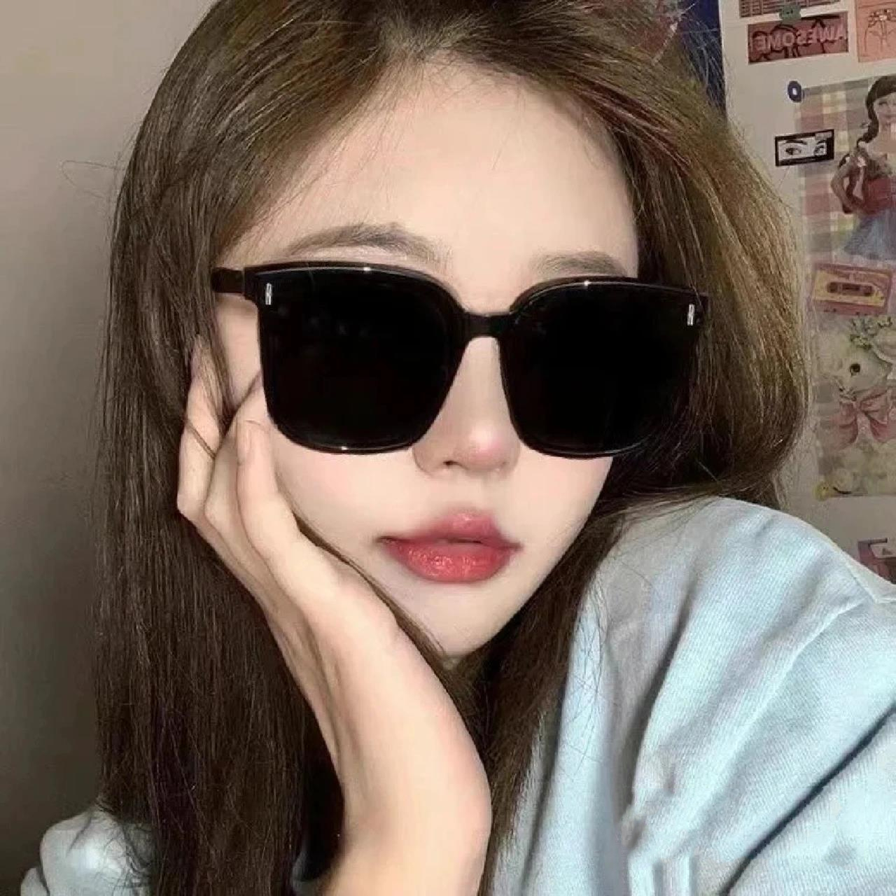 戴墨镜的女生头像