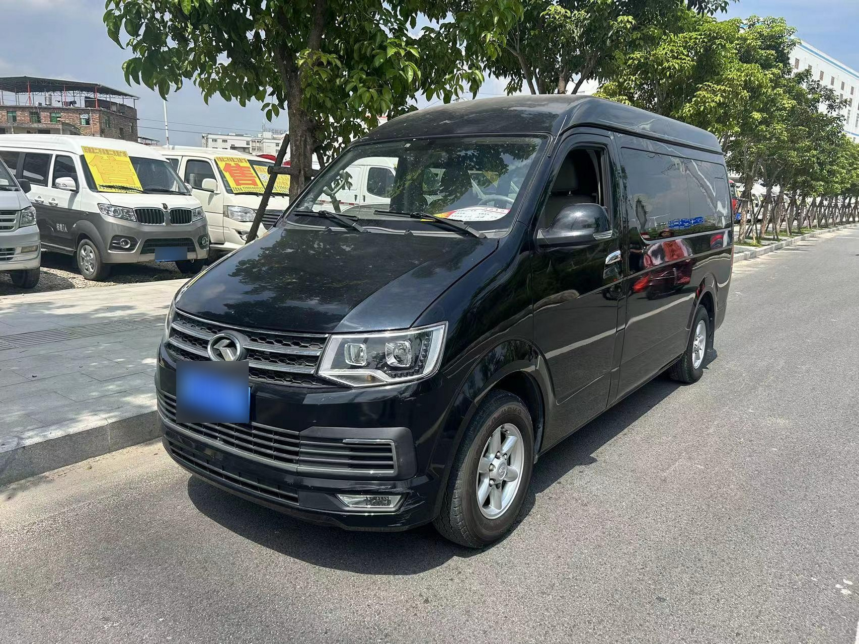 金龙凯锐9座小型客车,2021年2月上牌,汽油2.