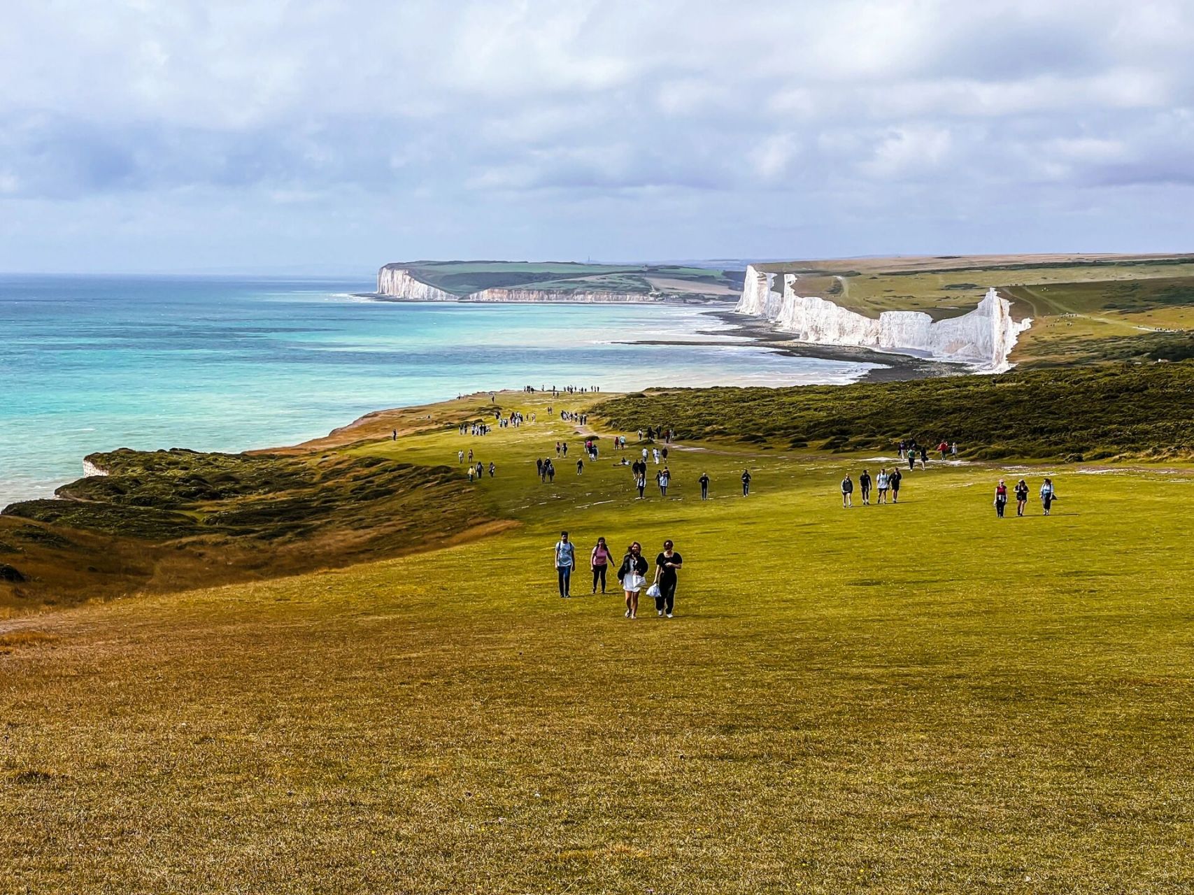 英国很多地方都有白崖,但最壮观的还是位于eastbourne的七姐妹