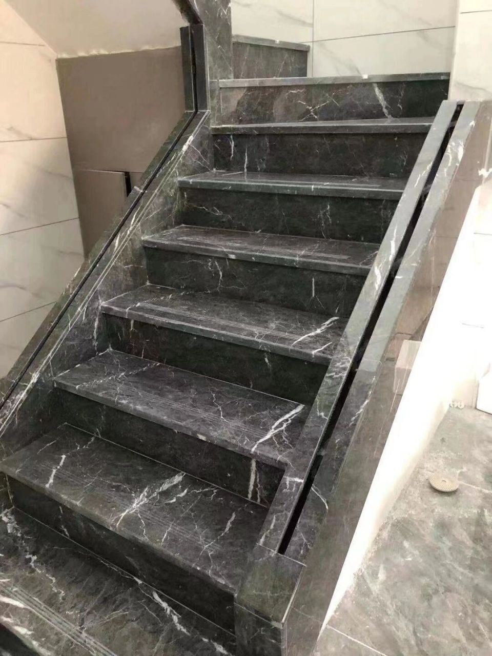 分享一款流行灰色大理石楼梯:温德姆灰 无色差,纹理均匀.