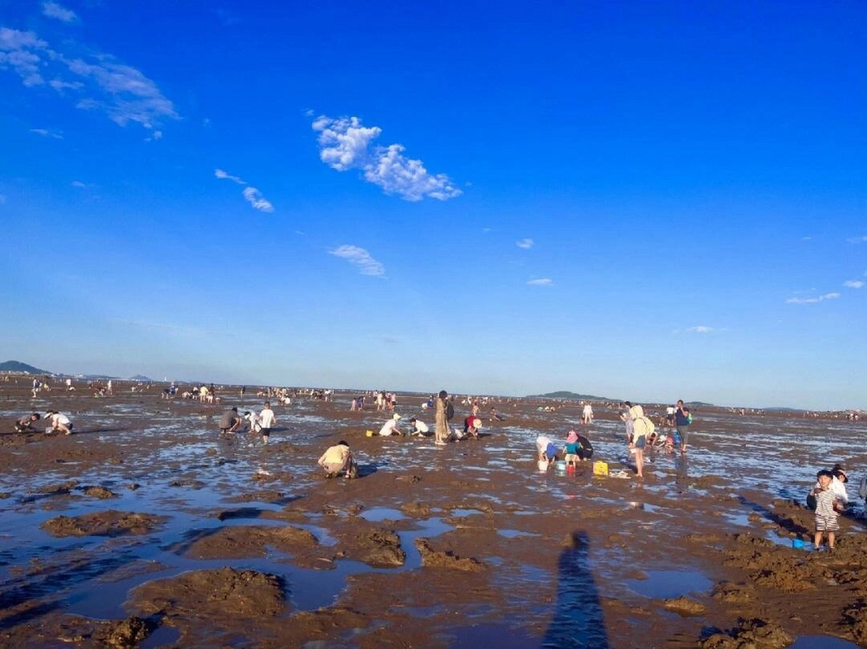 从青岛市区去崂山王哥庄会场赶海园,可以选择以下几种交通方式:1.