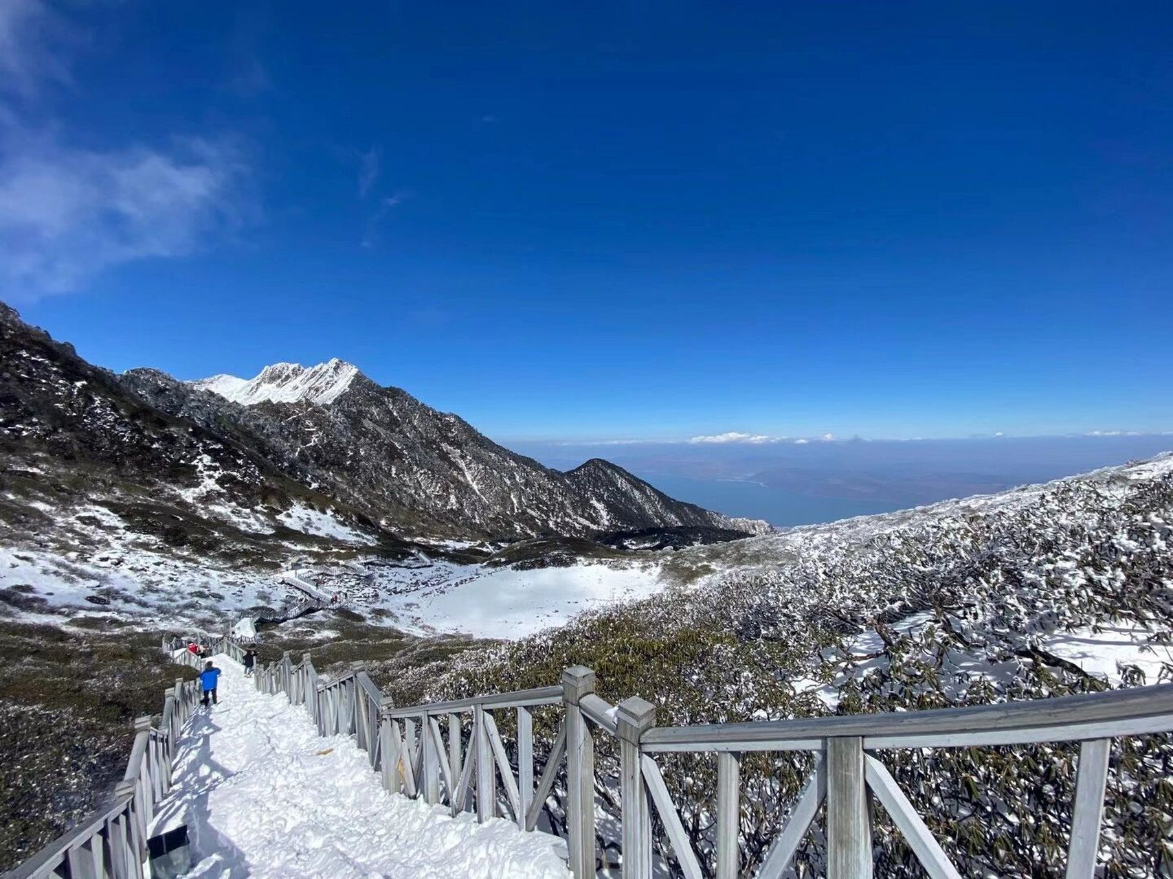 苍山位于滇中高原与滇西横断山的结合部,处于云岭山脉的南端,历次的