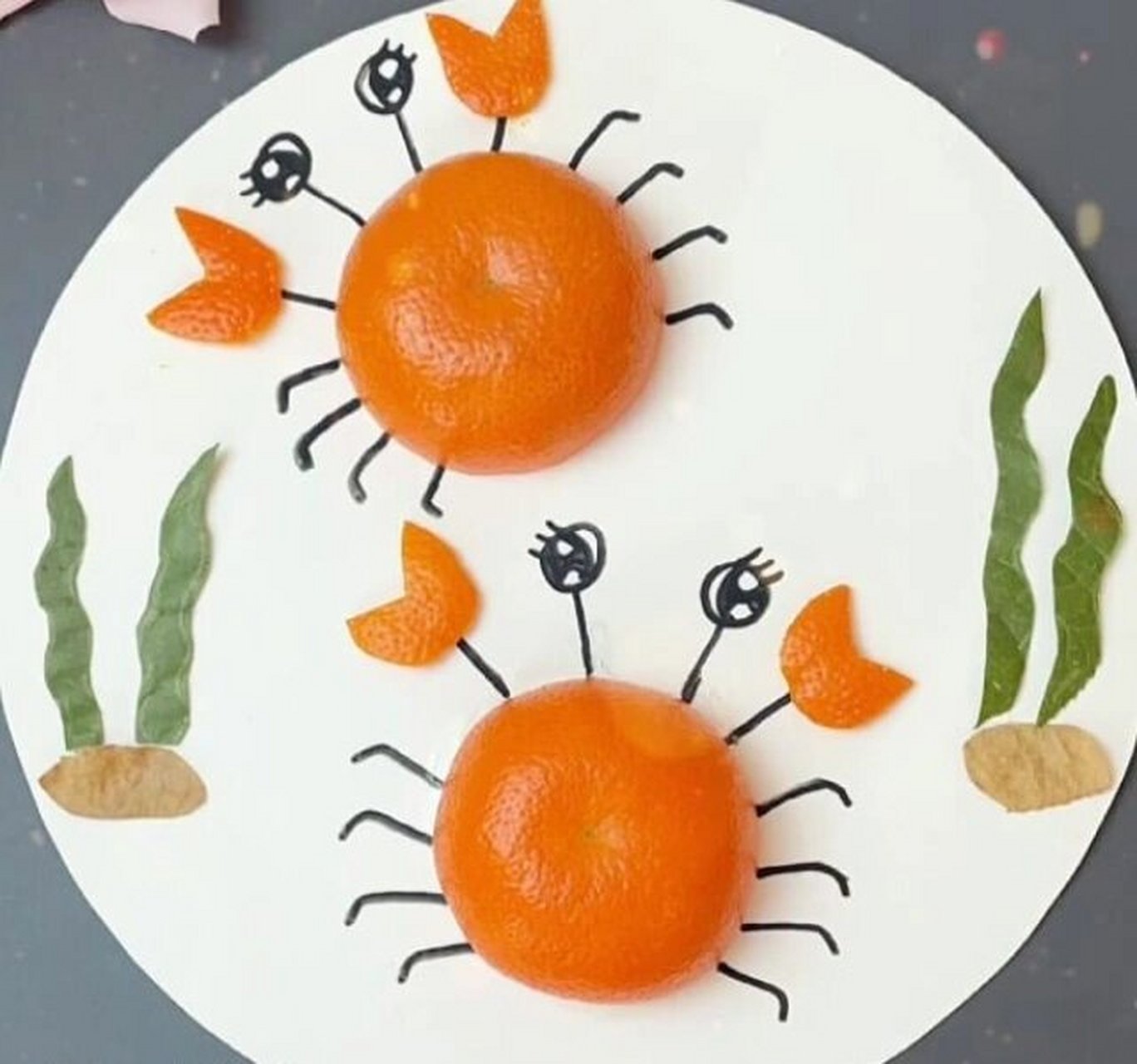 亲子手工 - 用桔子皮制作螃蟹贴画的方法  - 用桔子皮制作螃蟹贴画的