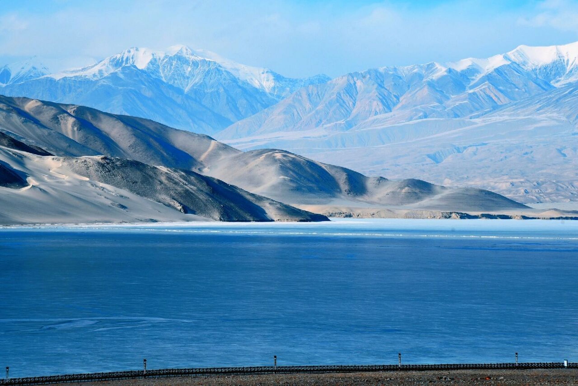 喀什丨白沙湖 g314,白沙湖,一半是风蚀的沙丘,另一半是结冰的湖面.