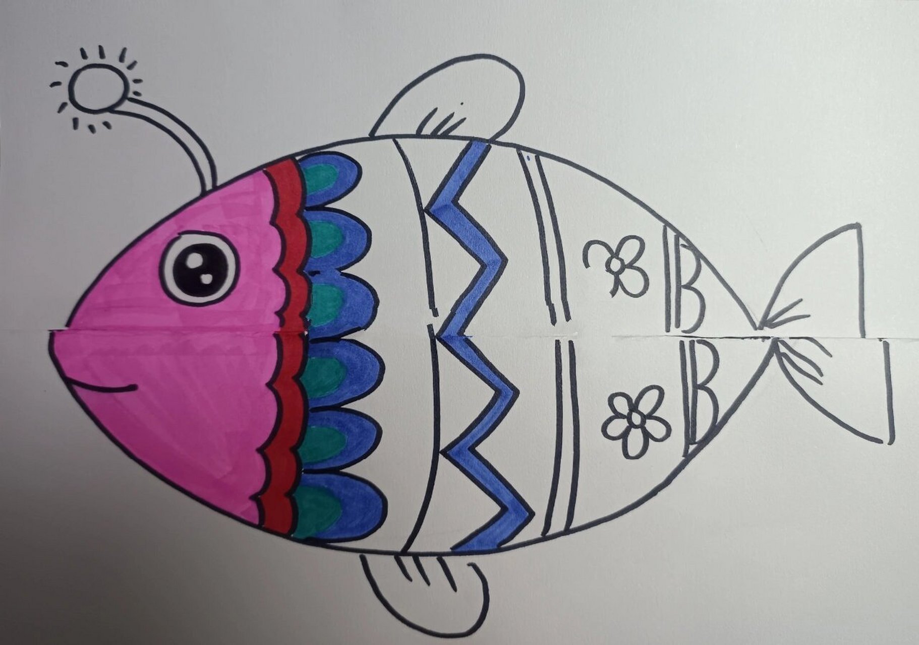 创意美术《大鱼吃小鱼》儿童画 1,工具材料: 马克笔,勾线笔,卡纸 2,适