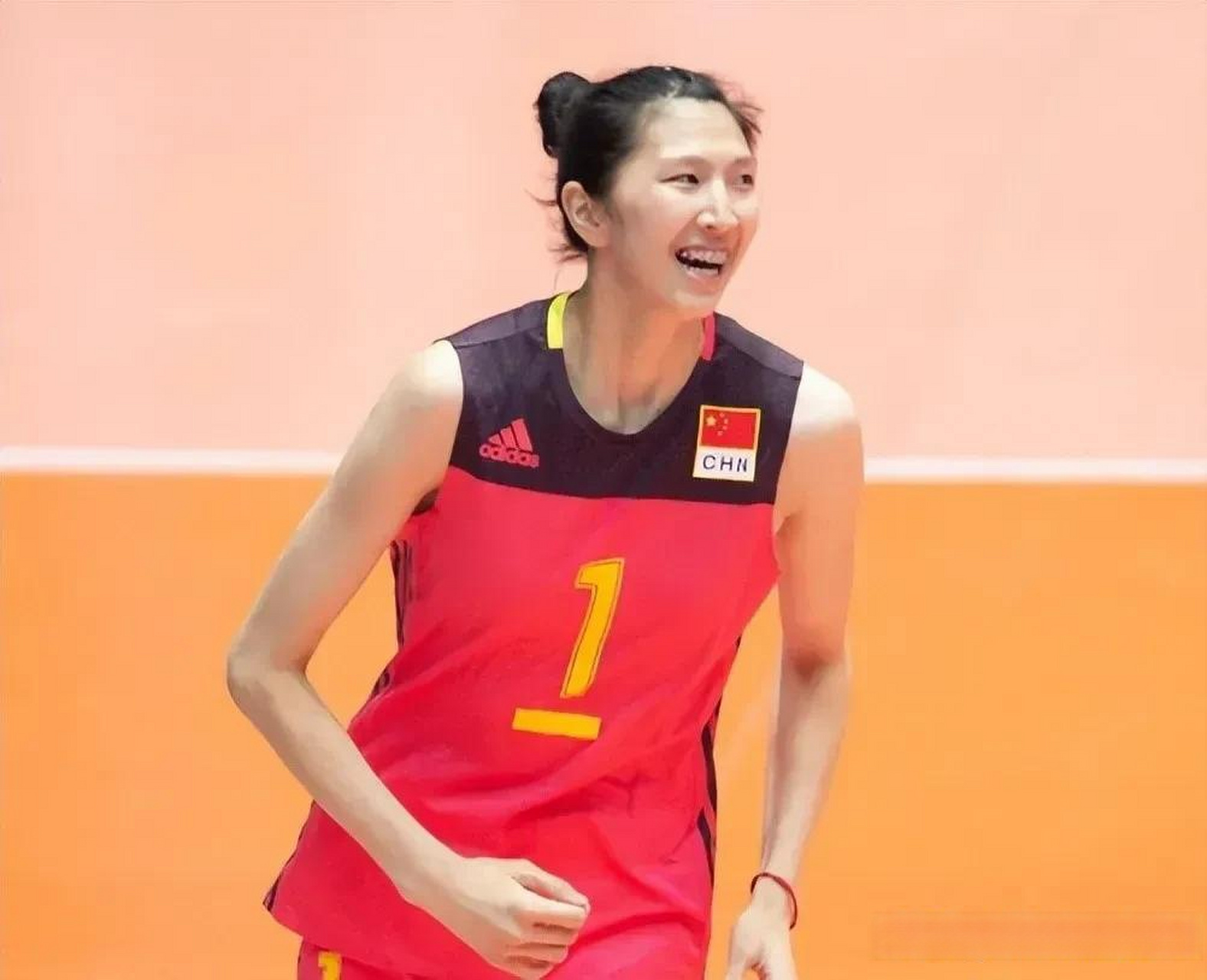 大运会中国女排的主攻手吴梦洁以其强攻点的高度和顽强的斗志,成为了