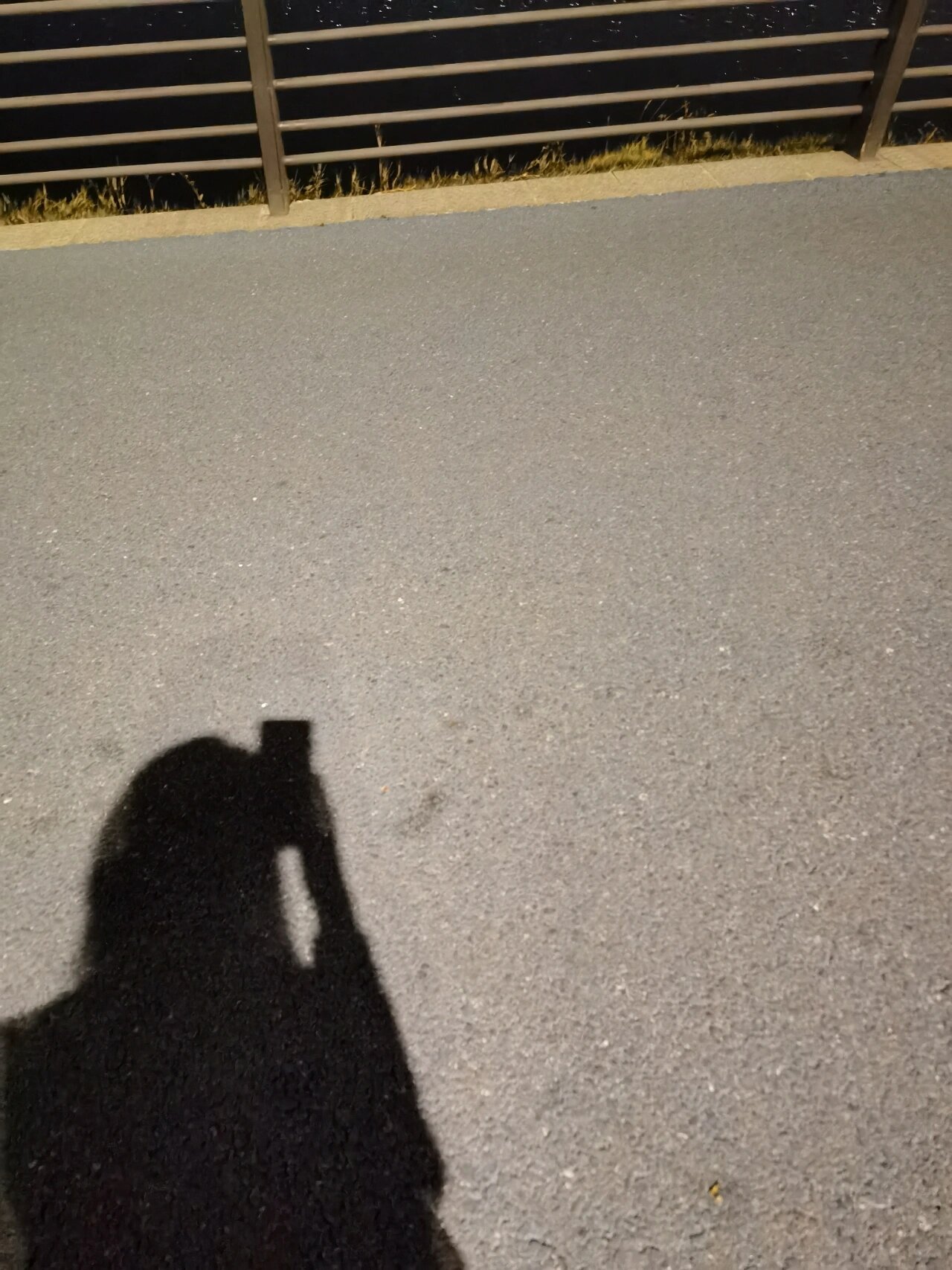 路灯下孤独的影子