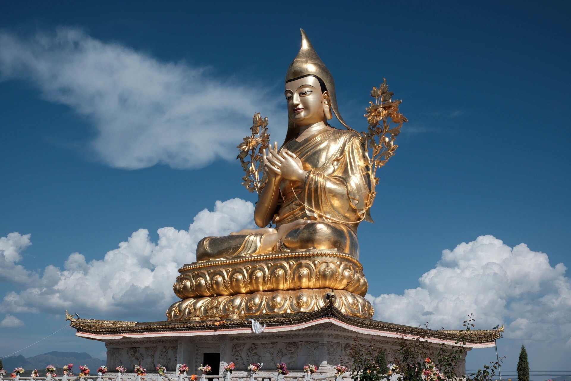 夏琼寺 宗喀巴大师在此剃度出家而闻名于世 夏琼寺位于海东市化隆县