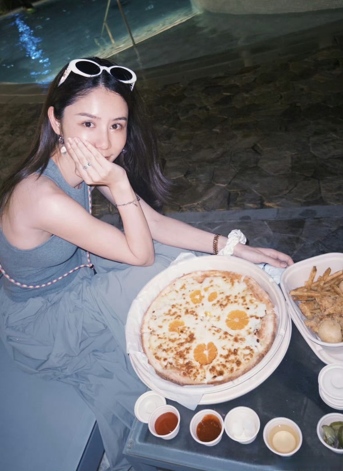 林峯老婆张馨月韩国度假大秀好身材,真是肤白貌美大长腿.