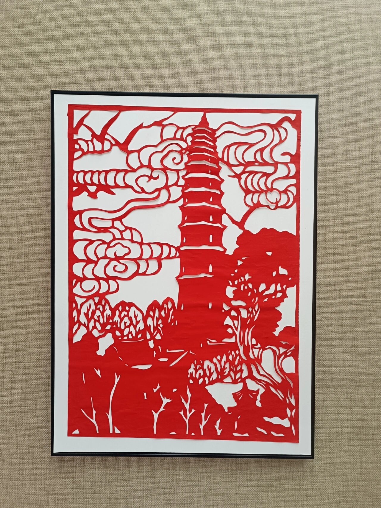 刚完成的古塔建筑剪纸