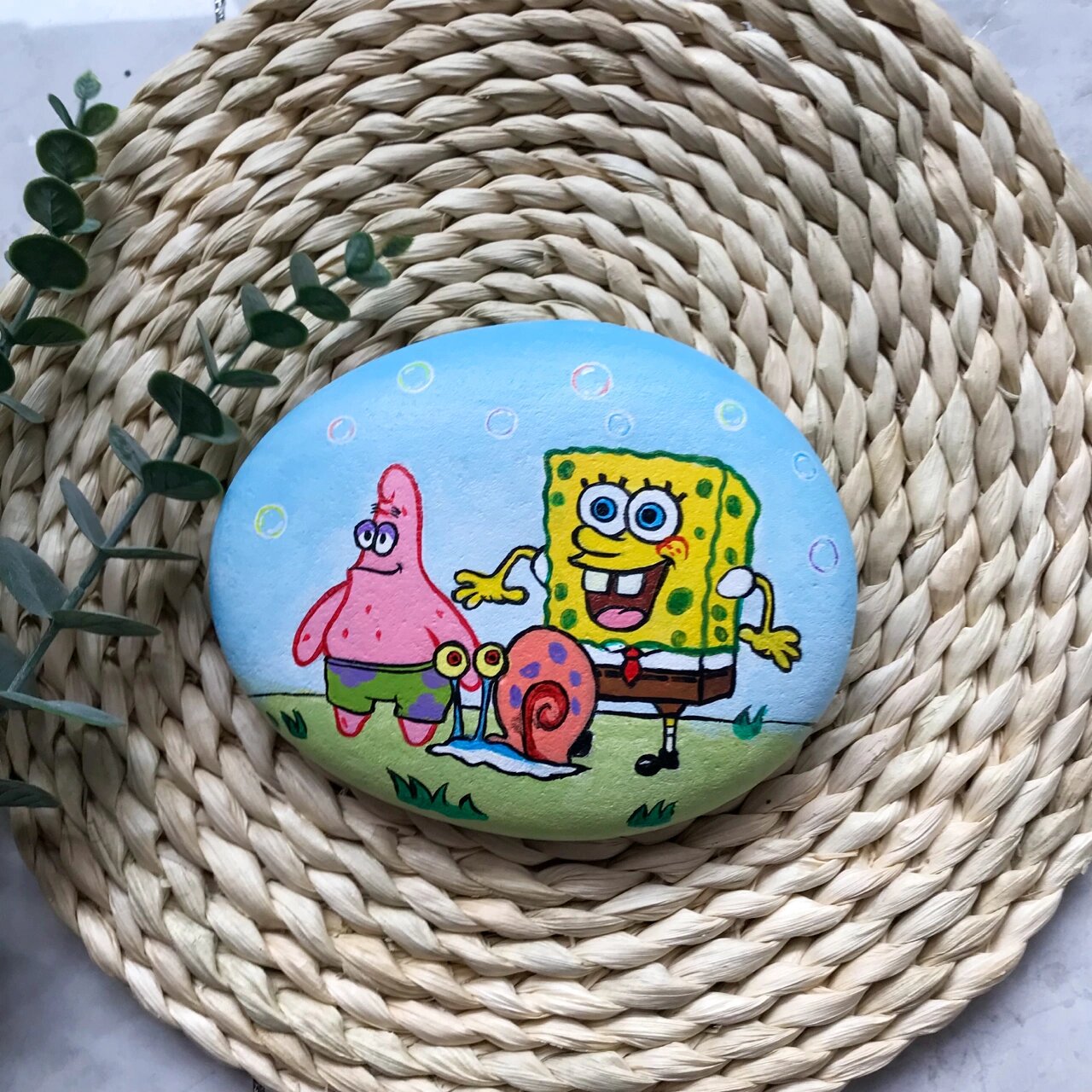 石头画海绵宝宝    材料:石头,丙烯颜料,光油 😆第一张,第二张图