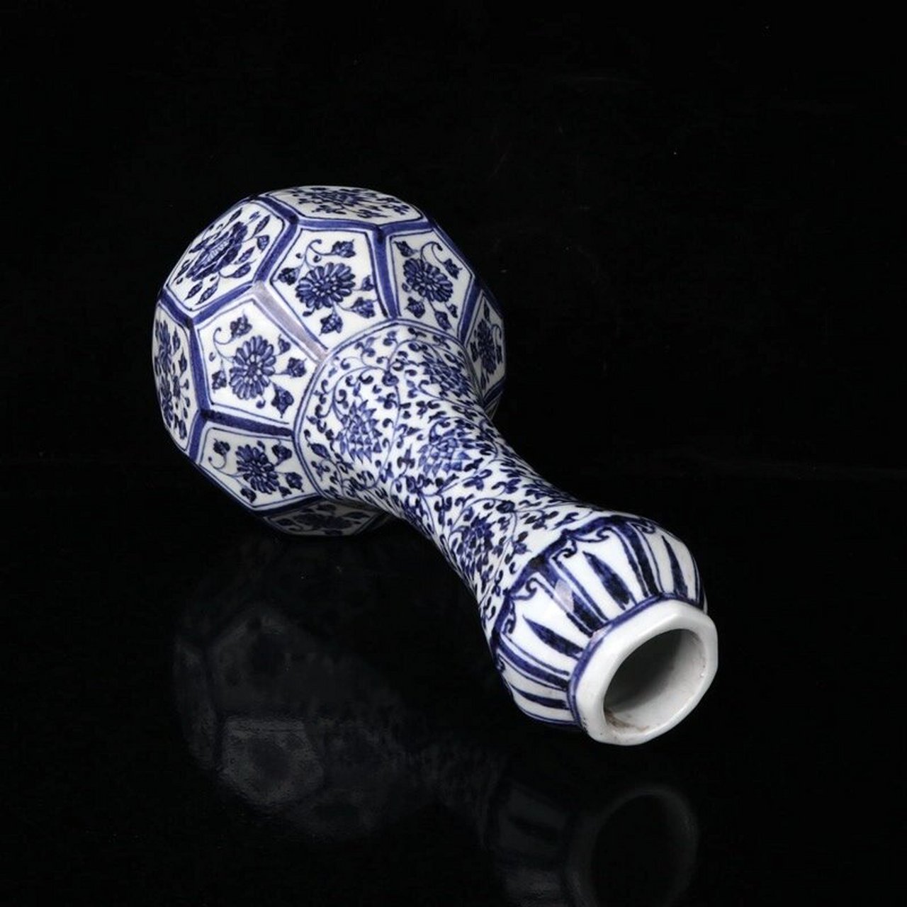 明代青花缠枝莲纹蒜头瓶一对 明代青花缠枝莲纹蒜头瓶一对#博物馆奇遇