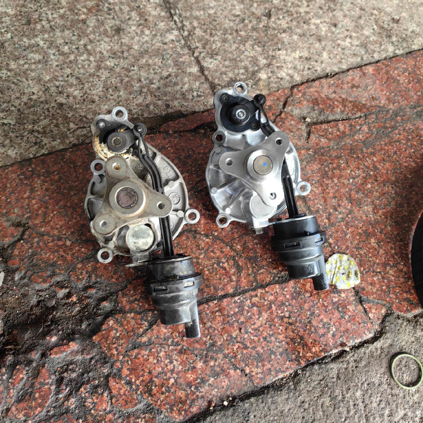 宝马b48发动机 水泵漏水,更换改进水泵总成