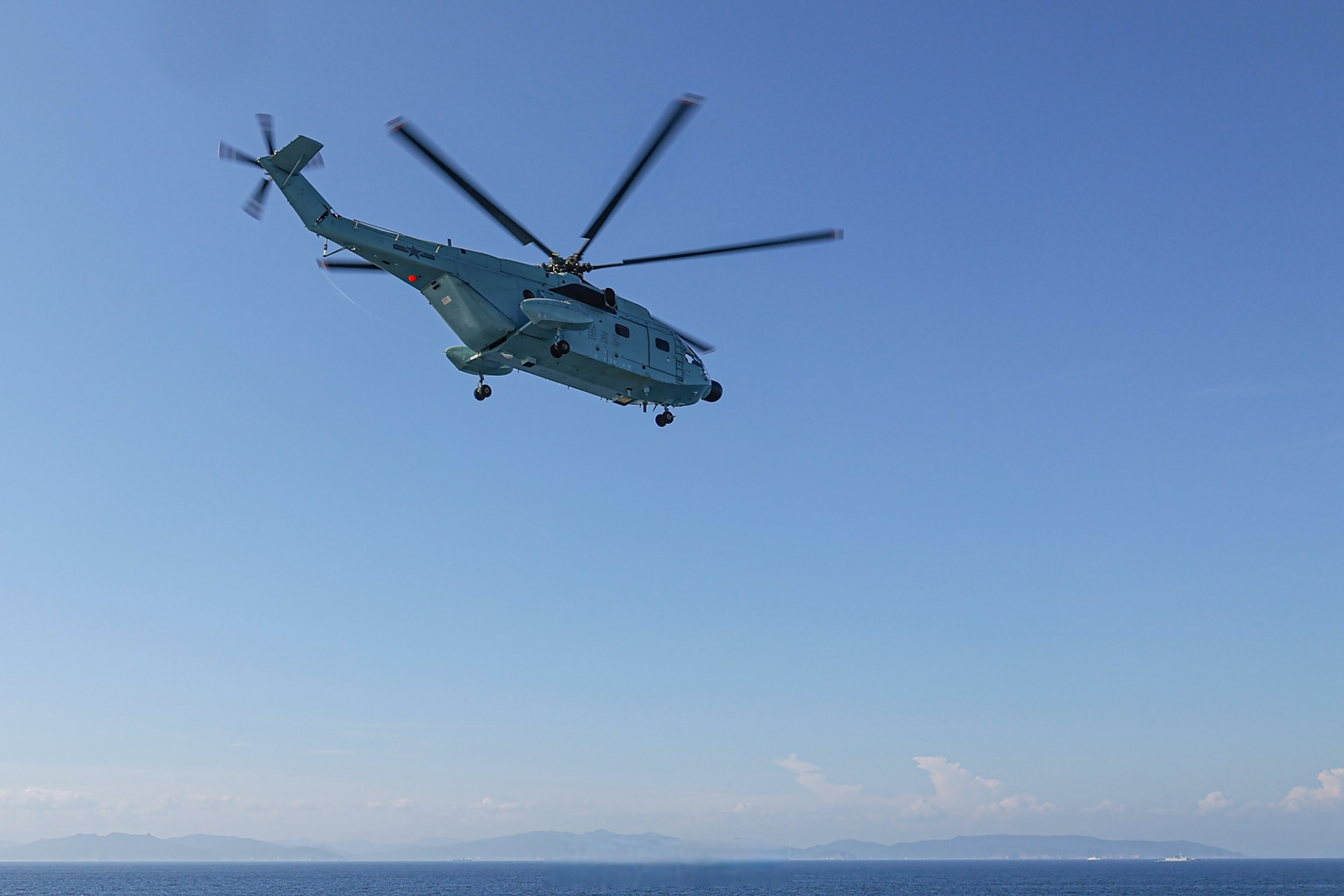 南部战区海军某舰载直升机团开展高强度跨昼夜飞行训练