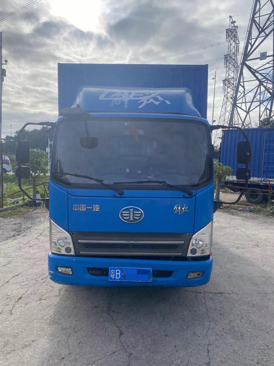 解放(4.2米带尾板)深圳牌.中国一汽解放虎v.2018年5月上牌.箱长:4.