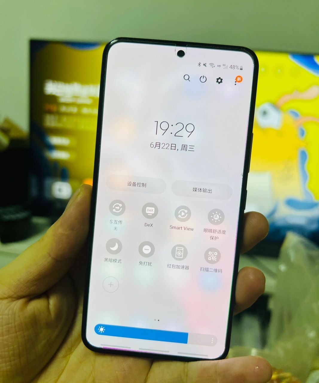 刚才玩了一下三星s22的smart view应用投屏功能 开启方式为把应用菜单