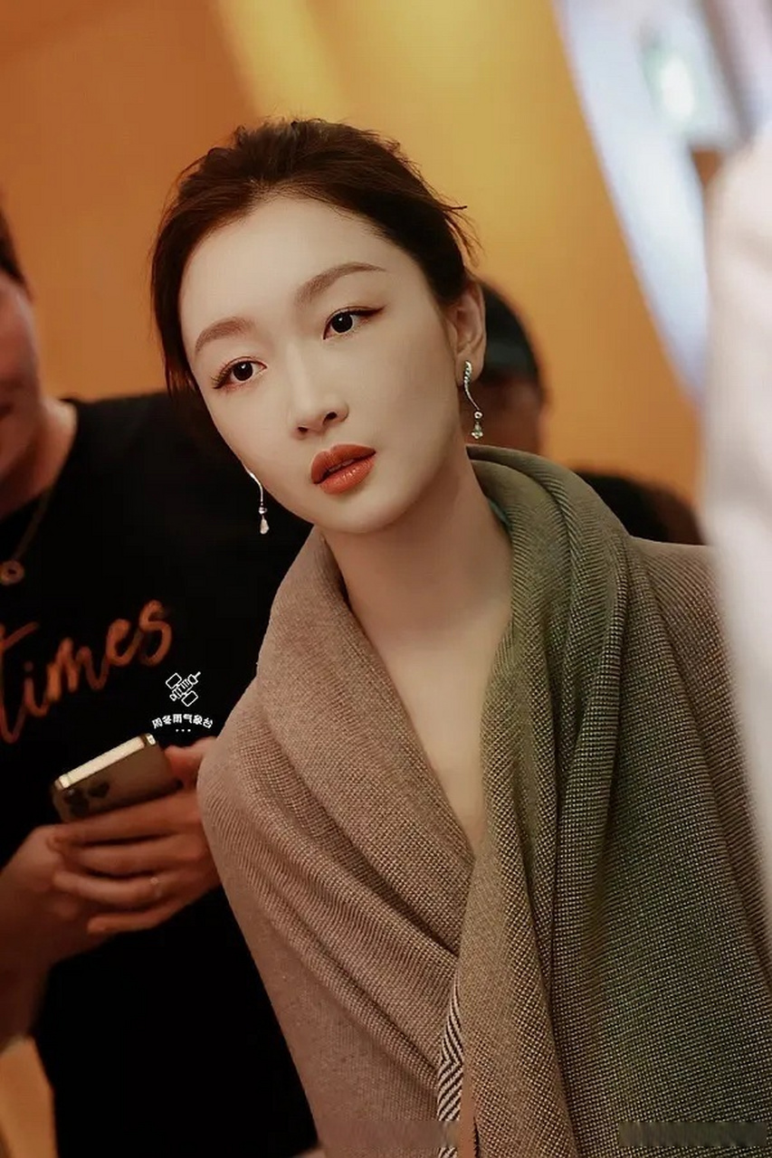 周冬雨最新营业照,换成韩式一字眉后,气质瞬间变温婉了,终于相信刘