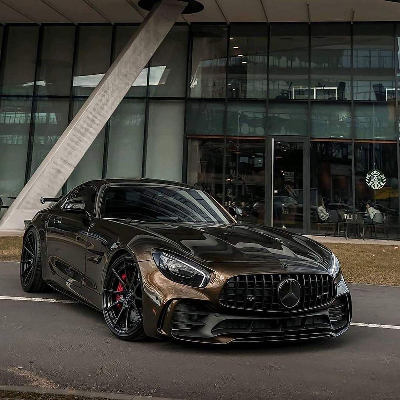amg gtr 刚劲车身,造型强悍, 配备amg桶状运动型座椅, 19寸amg锻造