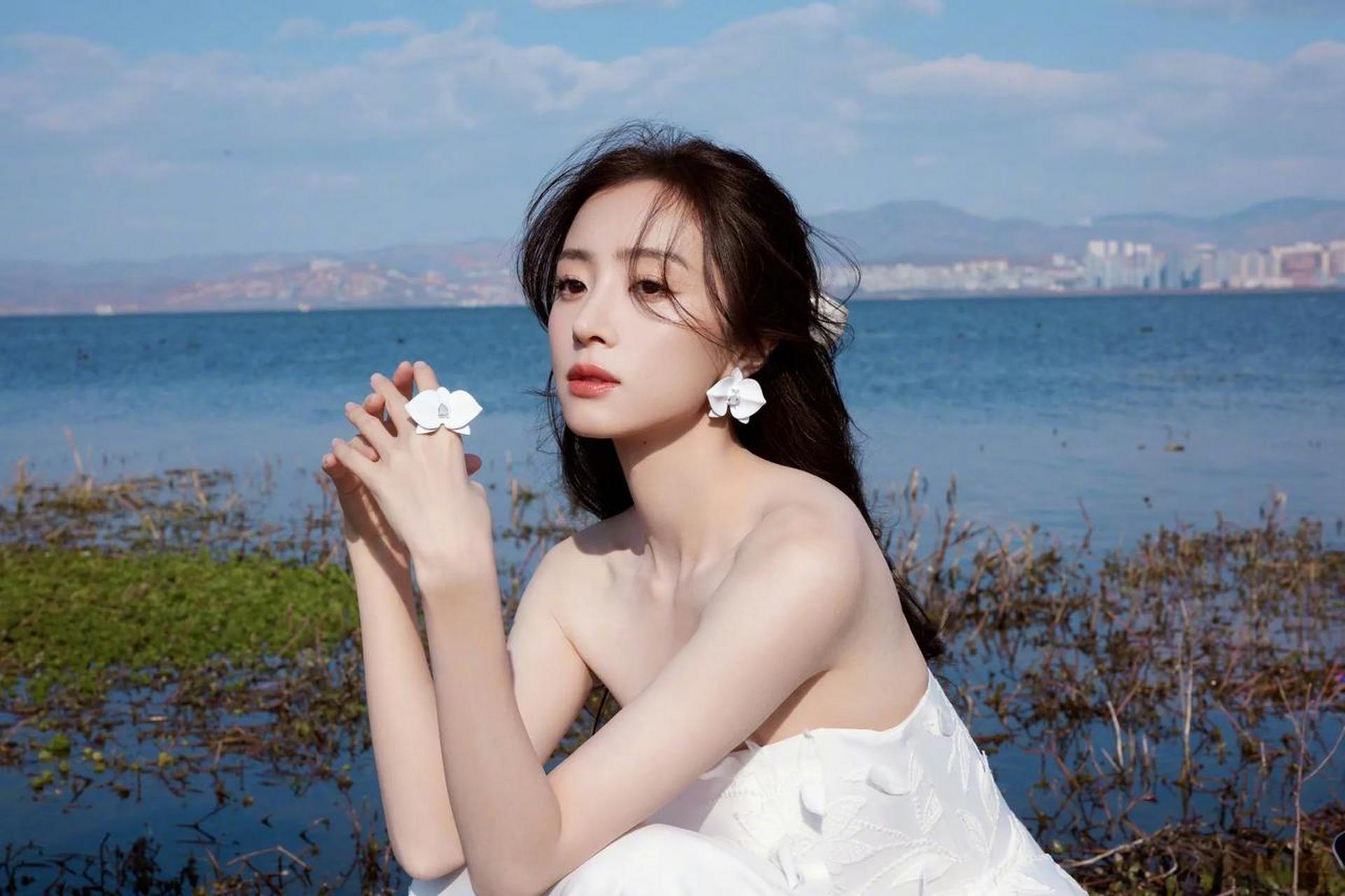 胡冰卿纯白礼服好美,犹如白天鹅一般优雅动人.