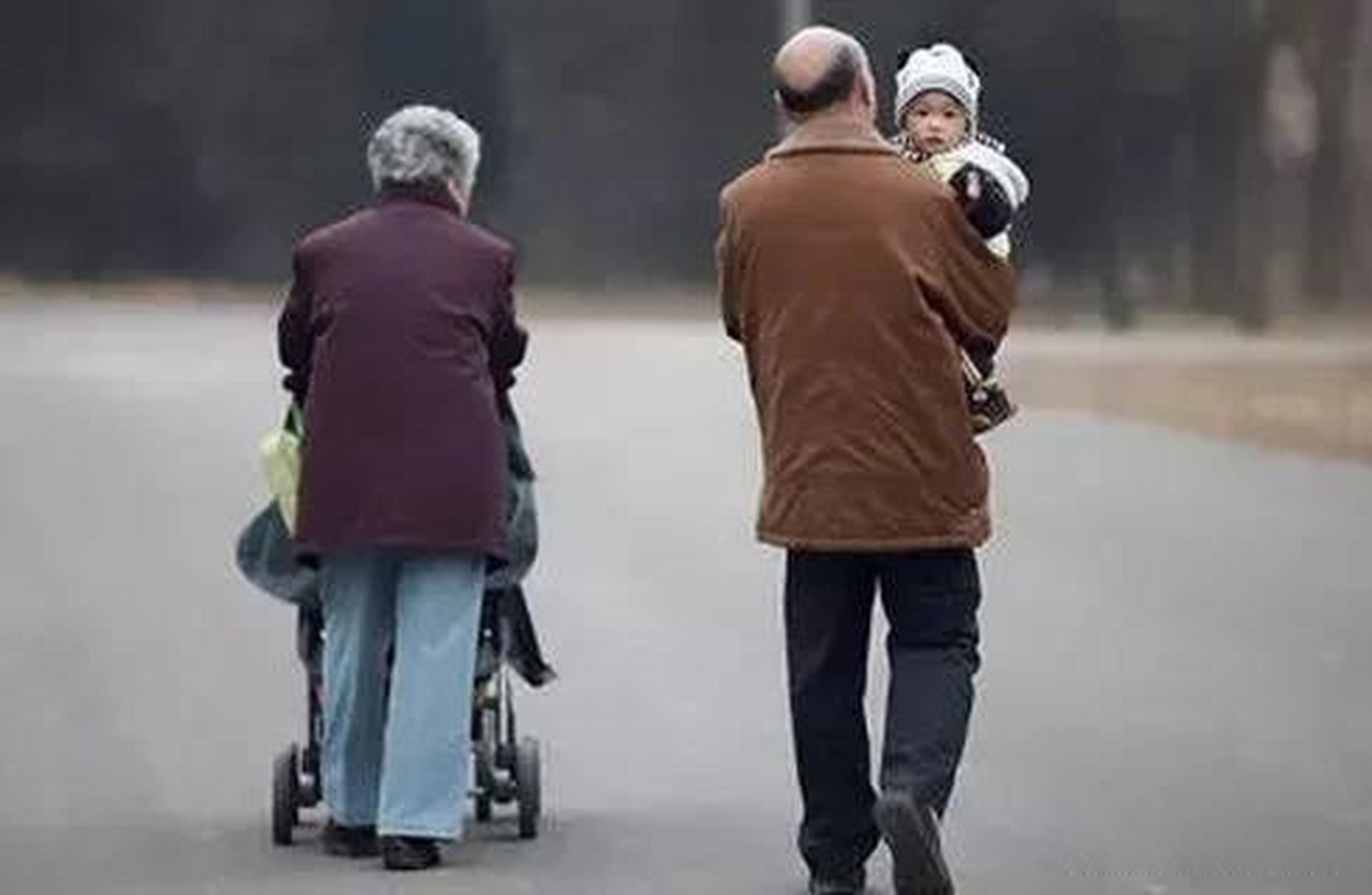 老人带娃:传统与现代的平衡  在中国传统家庭中,老人带娃是一种常见的