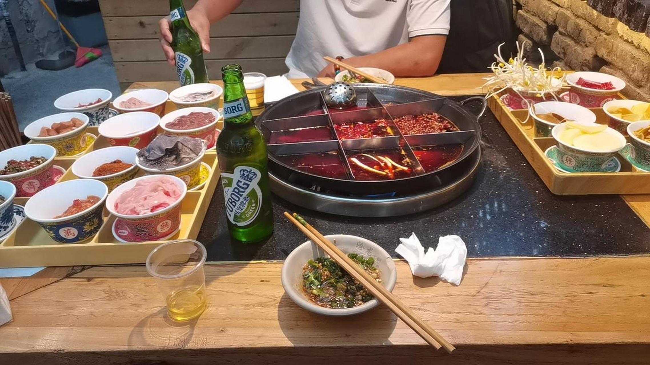 夏天该有的样子 喝出新高度  来重庆不吃顿特辣的火锅是没有灵魂的