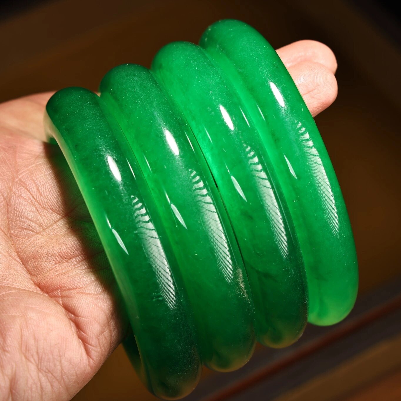 珍藏清代宫廷皇家御藏罕见极品高冰种帝王绿翡翠玉手镯一盒 配老漆器