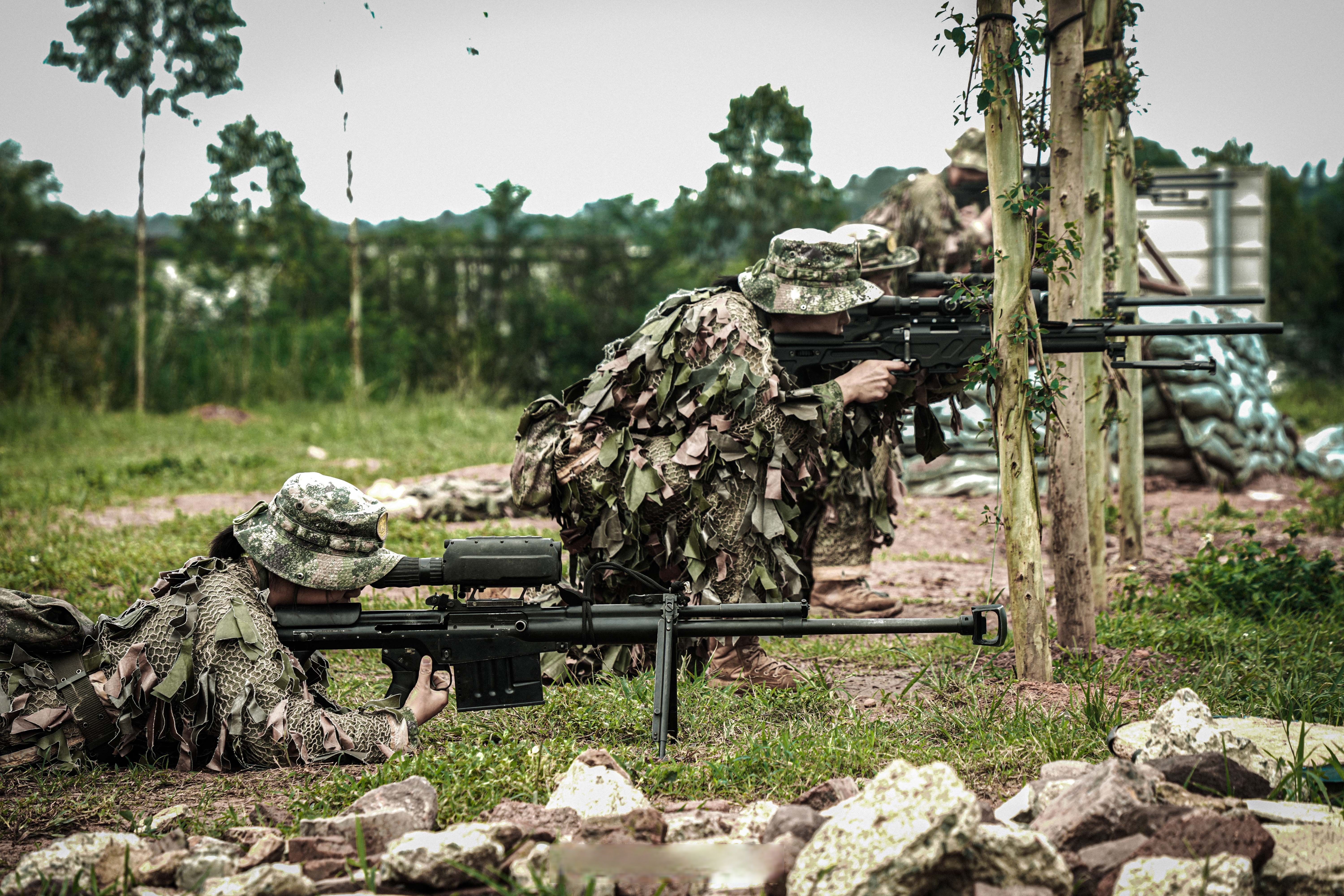 强军野战部队士兵在草地上训练照片鹅凰嶂军事禁区电脑壁纸士兵枪击